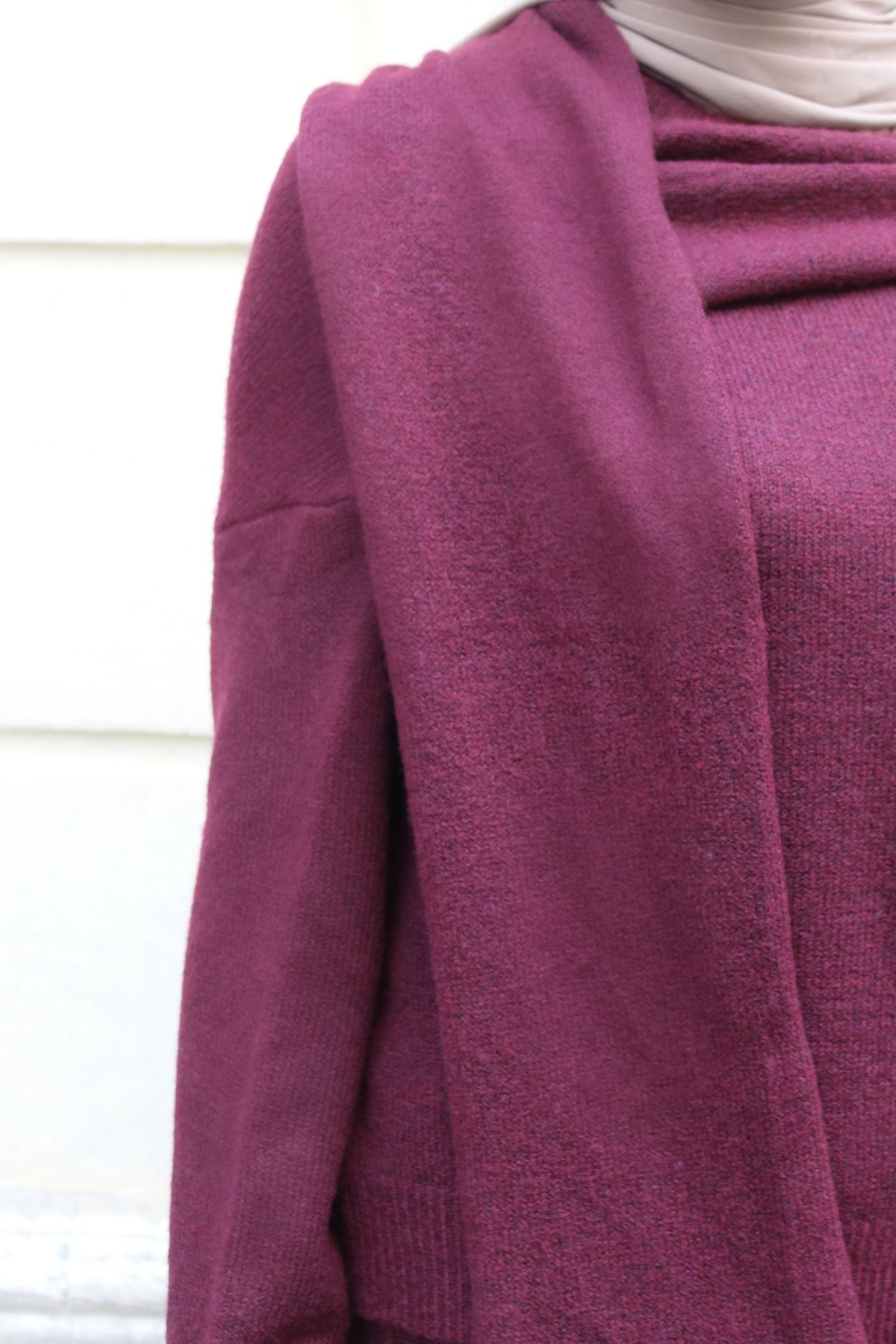 Burgundy Strickpullover mit Integriertem Schal und Schmuckbrosche