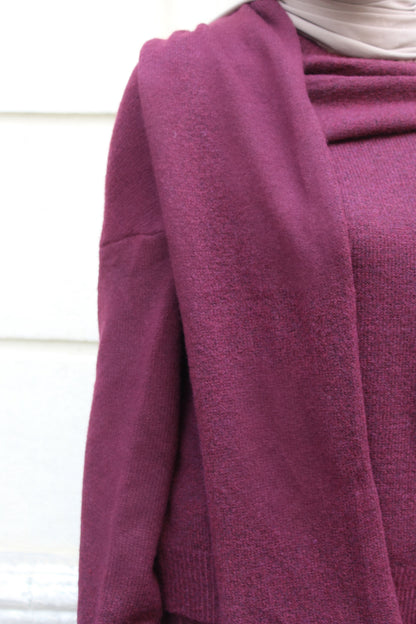 Burgundy Strickpullover mit Integriertem Schal und Schmuckbrosche