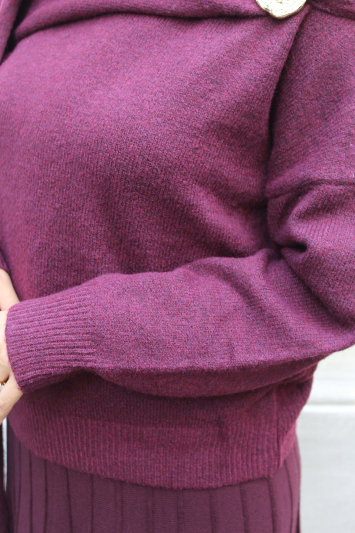 Burgundy Strickpullover mit Integriertem Schal und Schmuckbrosche