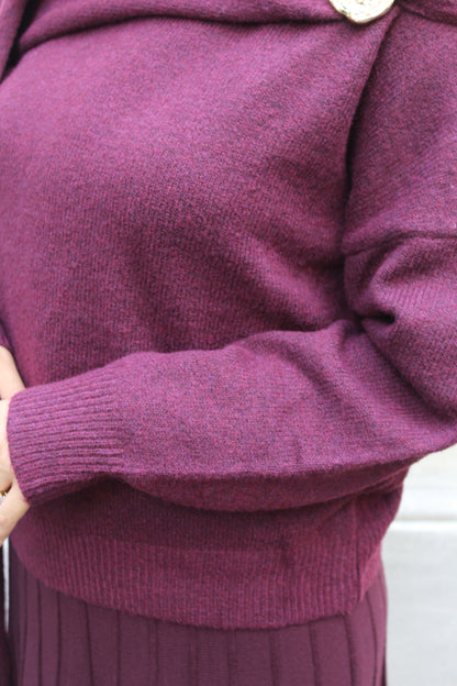 Burgundy Strickpullover mit Integriertem Schal und Schmuckbrosche