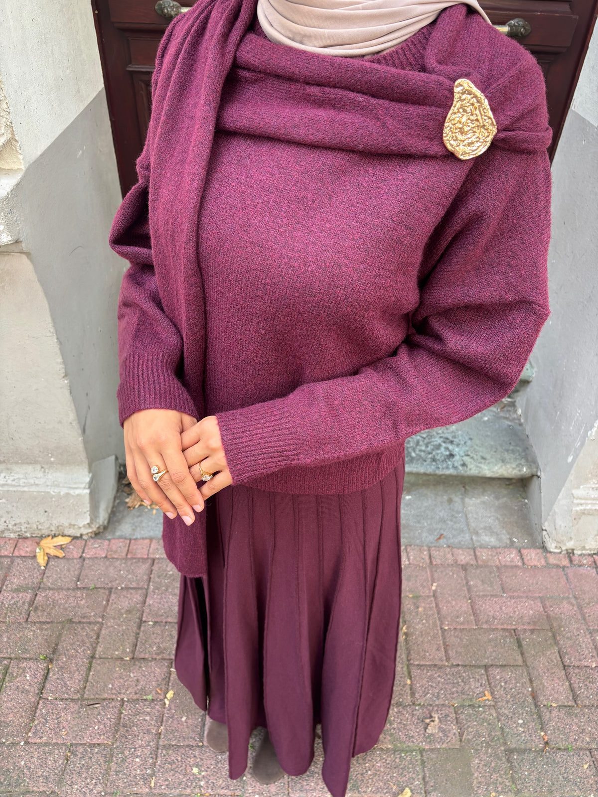 Burgundy Strickpullover mit Integriertem Schal und Schmuckbrosche