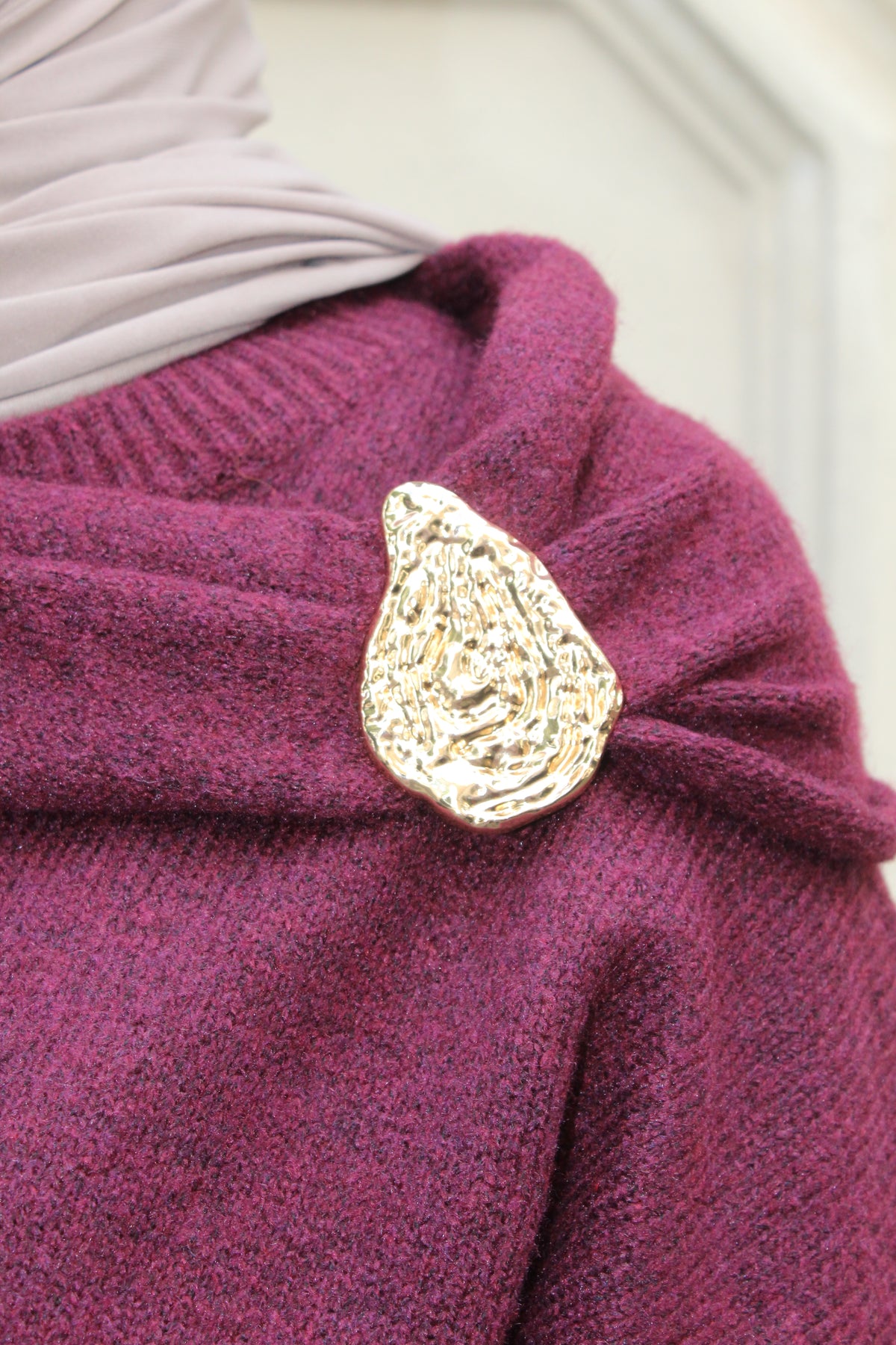 Burgundy Strickpullover mit Integriertem Schal und Schmuckbrosche