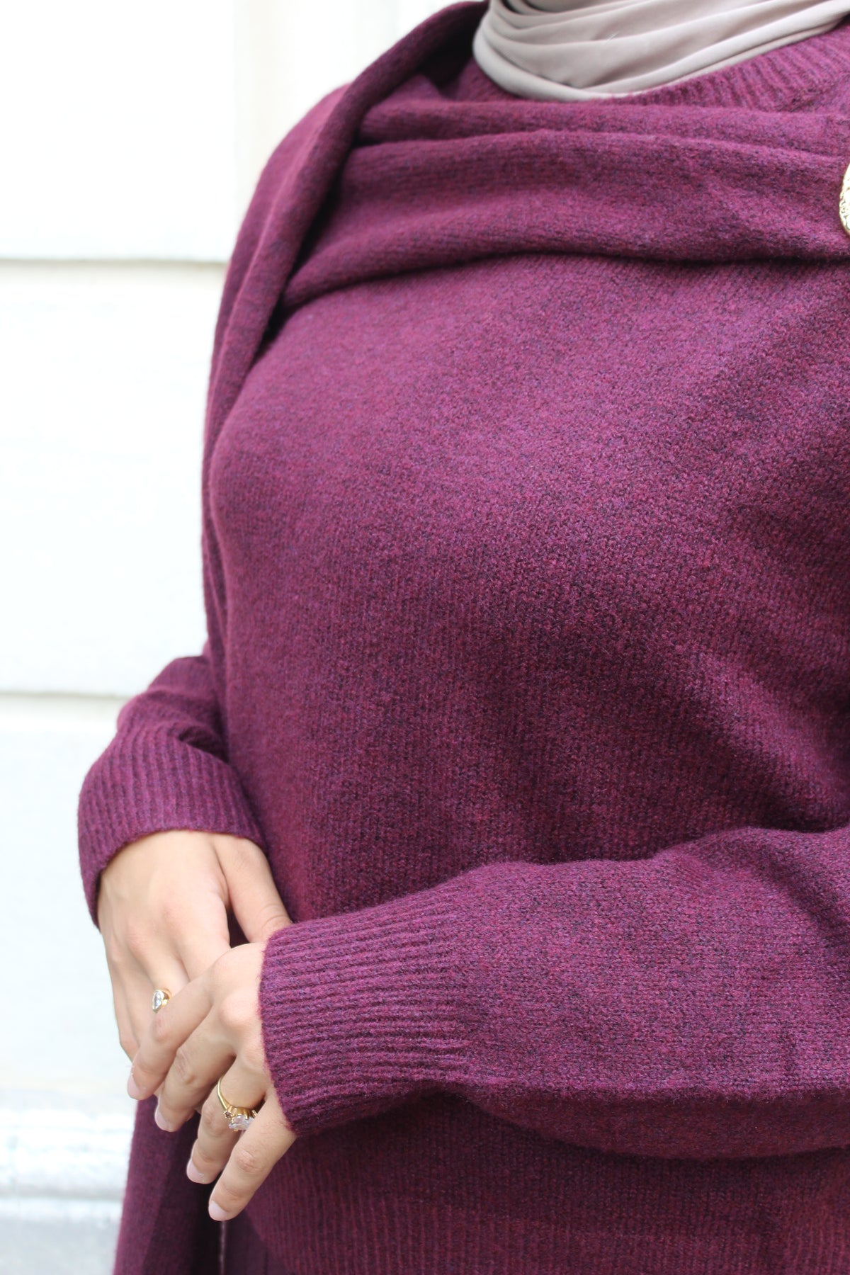 Burgundy Strickpullover mit Integriertem Schal und Schmuckbrosche